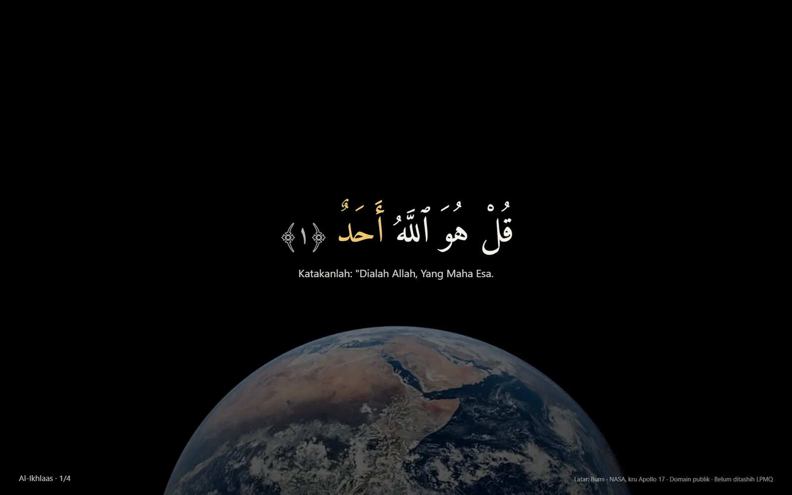 Mode Layar Penuh: Al-Ikhlas ayat 1 di atas foto Bumi dari Apollo 17